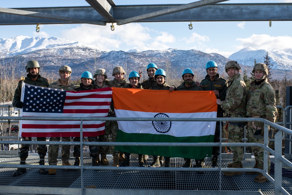 Indian and U.S. Army troops share rappel techniques during Yudh Abhyas 21