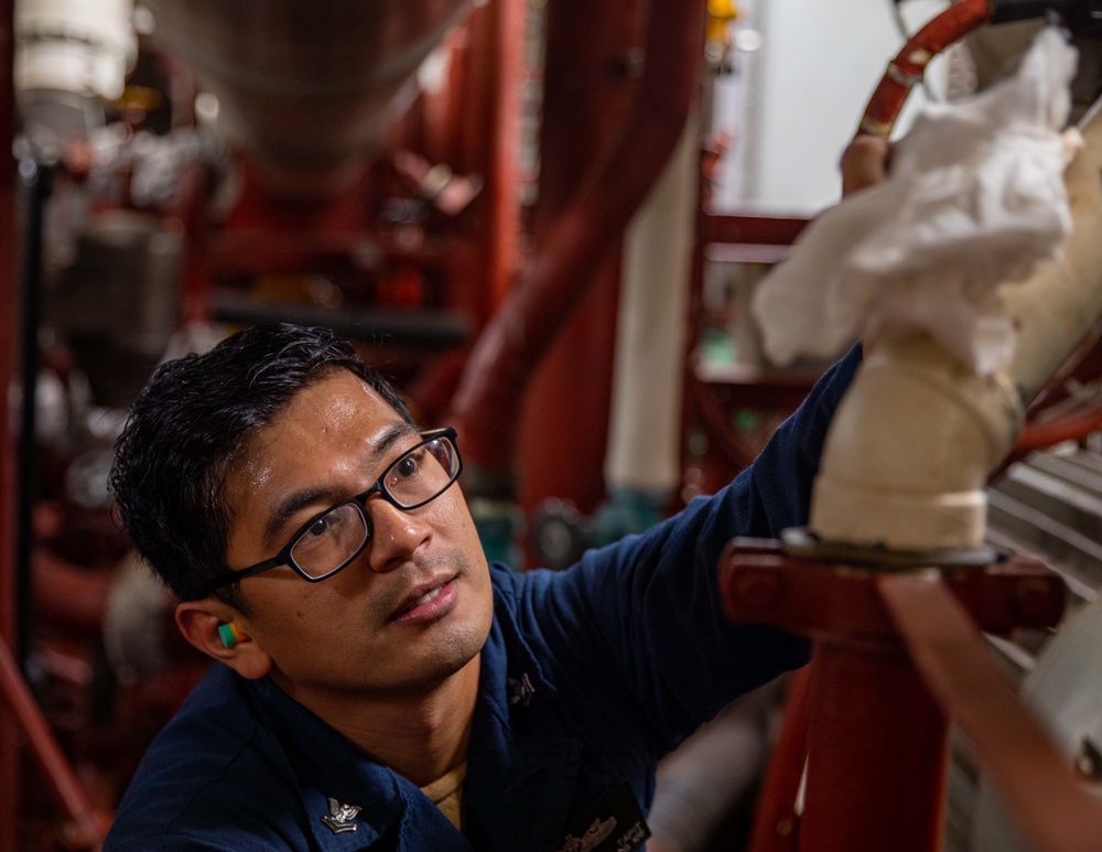 EM2 Ace Tapit Conducts Prevenative Maintenance in the Engine Room aboard USS Dewey