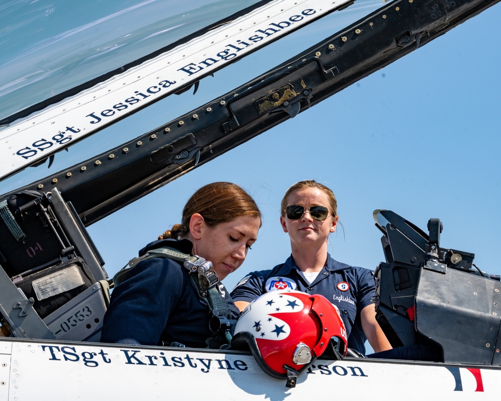 Oregon International Air Show features Thunderbirds