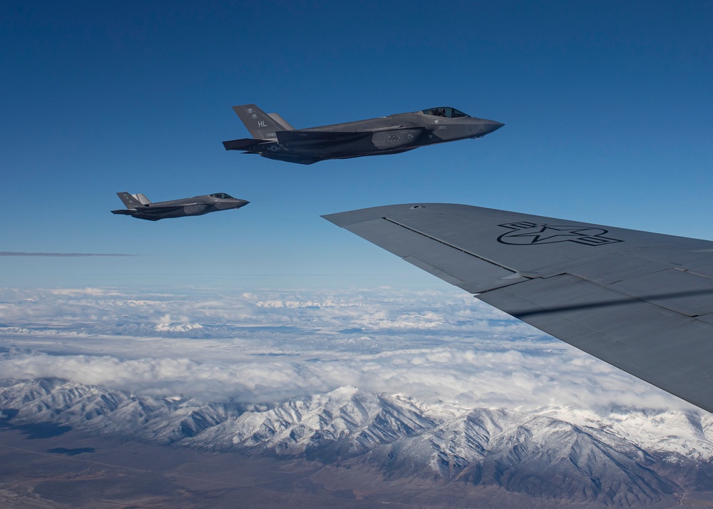 Utah ANG's 151st ARW refuels Hill AFB F-35s