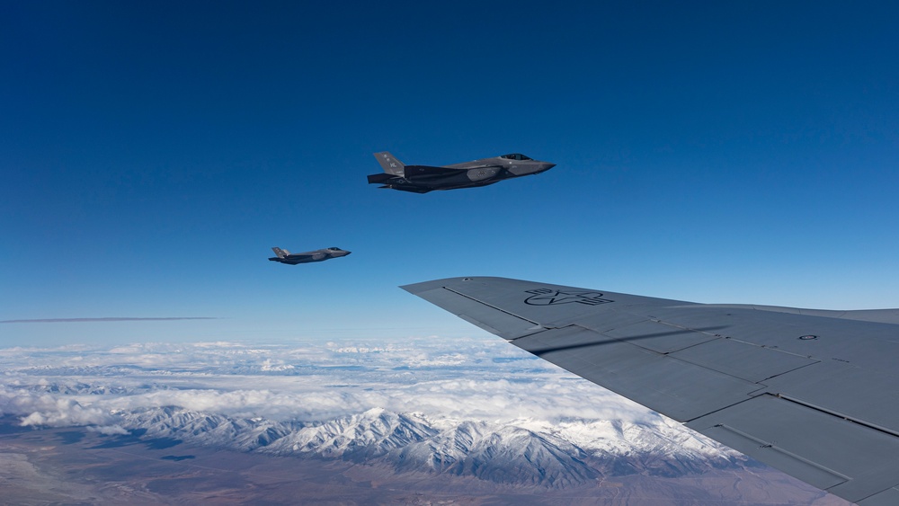 Utah ANG's 151st ARW refuels Hill AFB F-35s