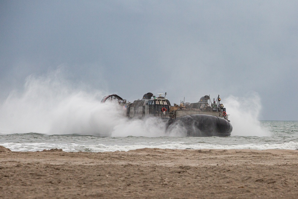 22MEU LCAC Beach Ops