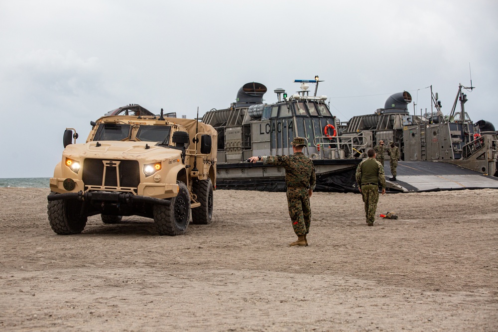 22MEU LCAC Beach Ops