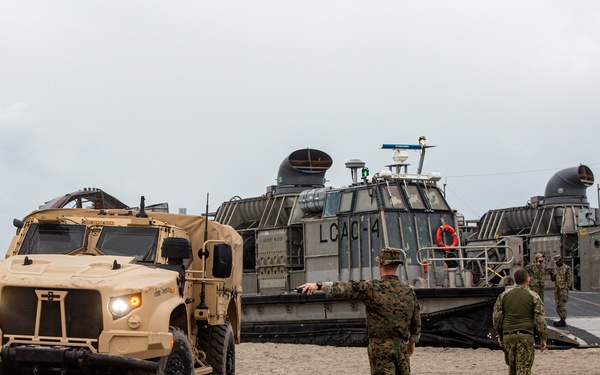 22MEU LCAC Beach Ops
