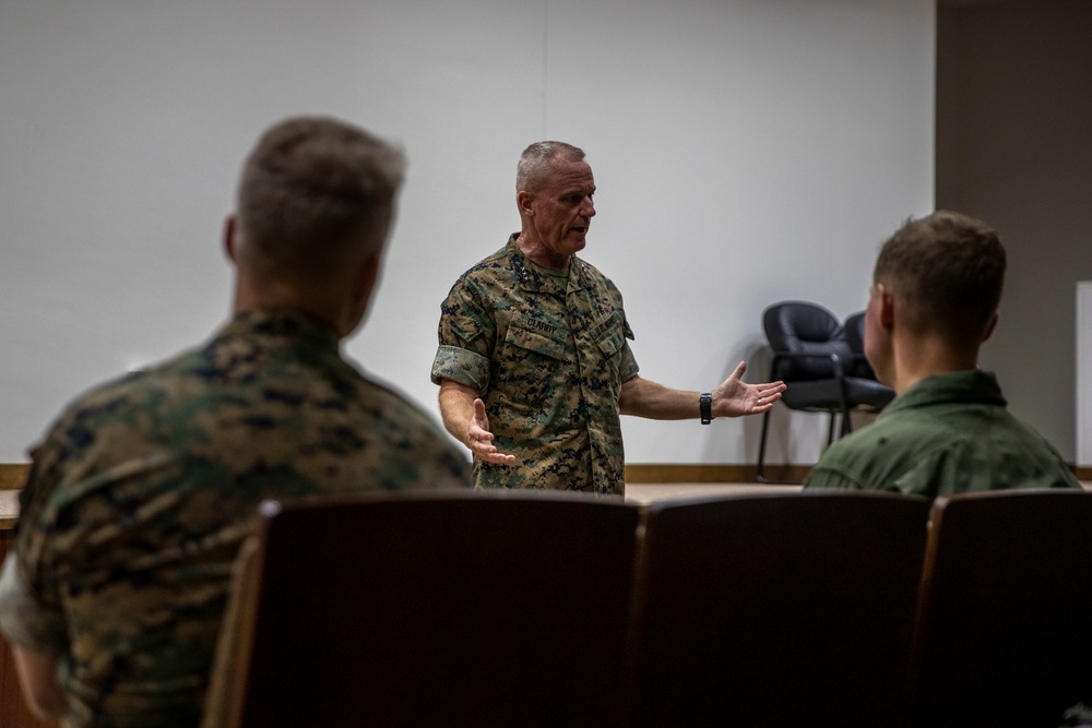 III MEF CG meets with 1st MAW CG, CO, and Tactical Air Support Pilots