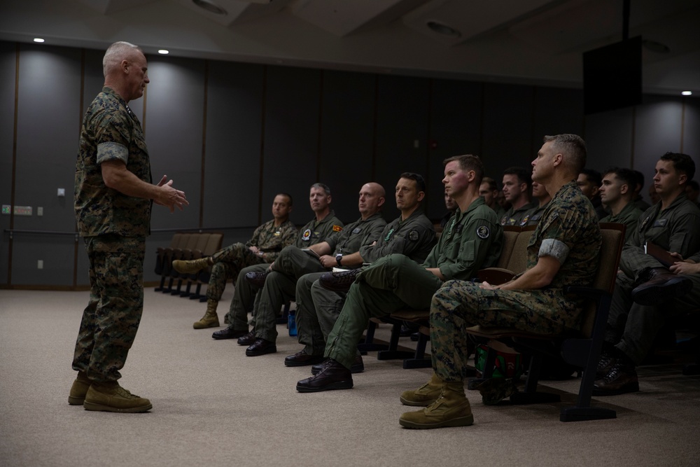 III MEF CG meets with 1st MAW CG, CO, and Tactical Air Support Pilots