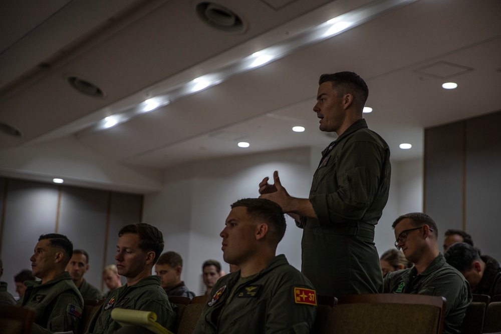 III MEF CG meets with 1st MAW CG, CO, and Tactical Air Support Pilots