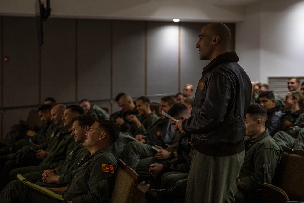 III MEF CG meets with 1st MAW CG, CO, and Tactical Air Support Pilots