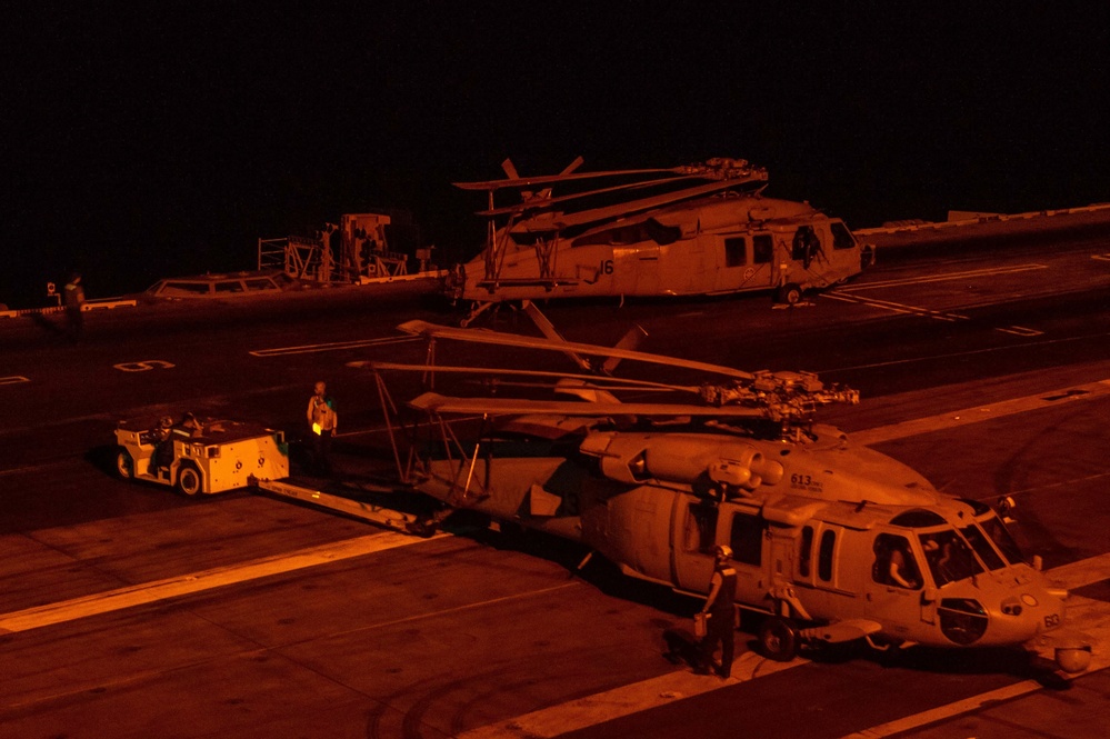 DVIDS - Images - USS Carl Vinson (CVN 70) Sailors Conduct Night-Time ...