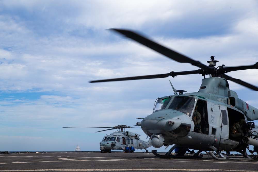 Reconnaissance Marines conduct VBSS training