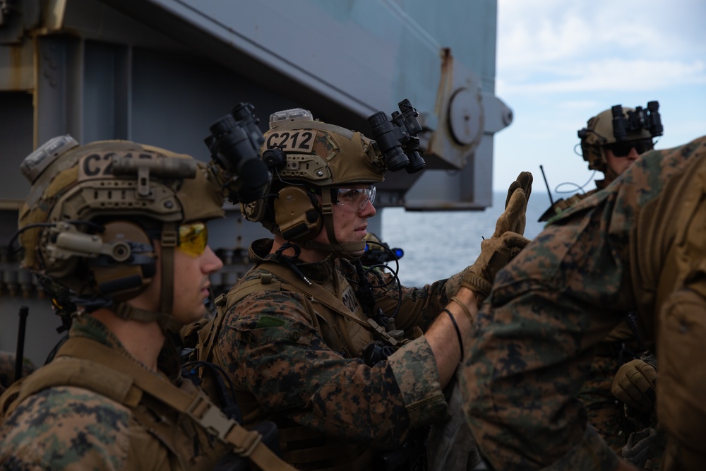 Reconnaissance Marines conduct VBSS training