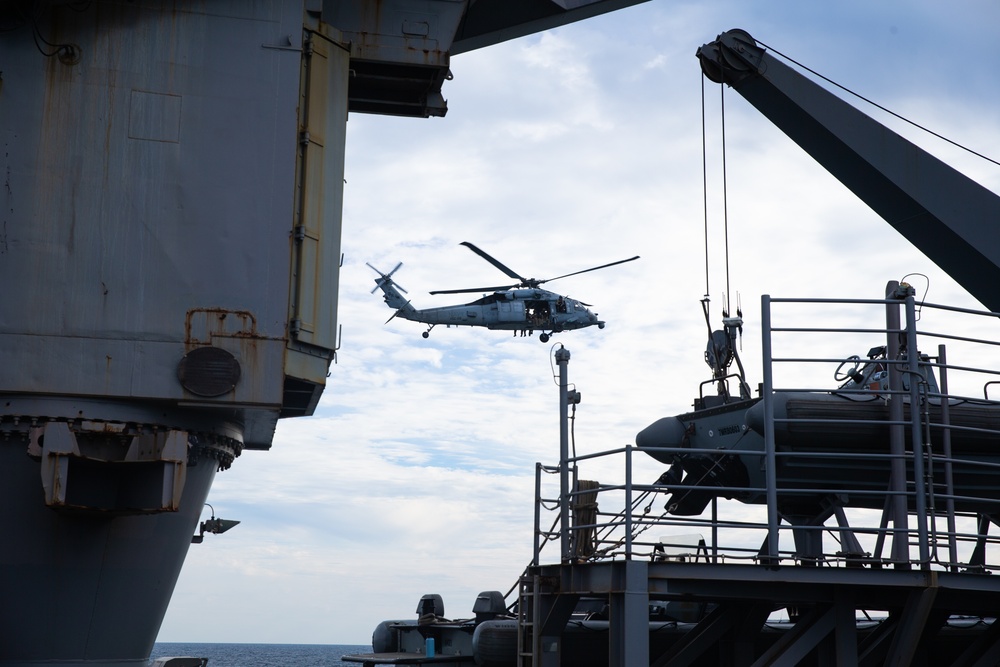 Reconnaissance Marines conduct VBSS training