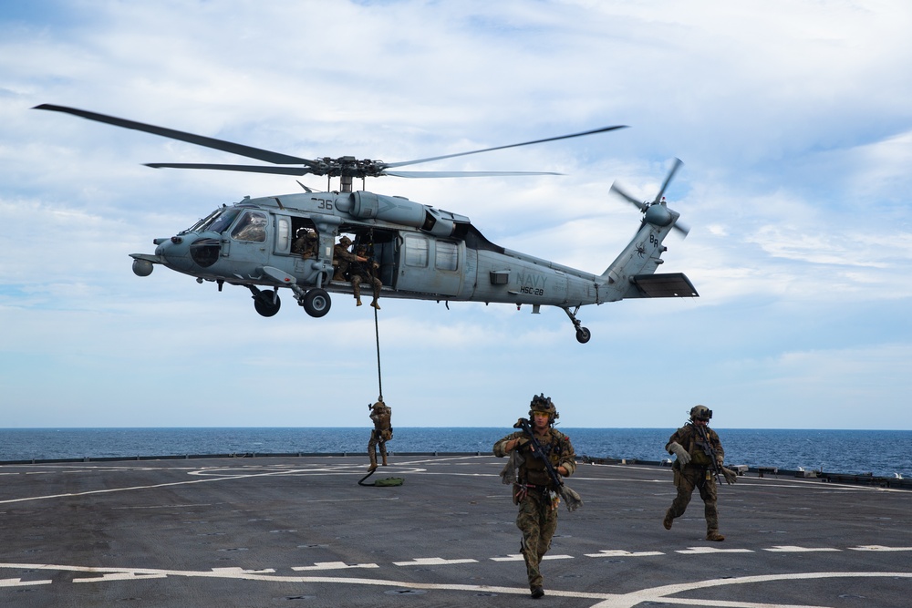 Reconnaissance Marines conduct VBSS training