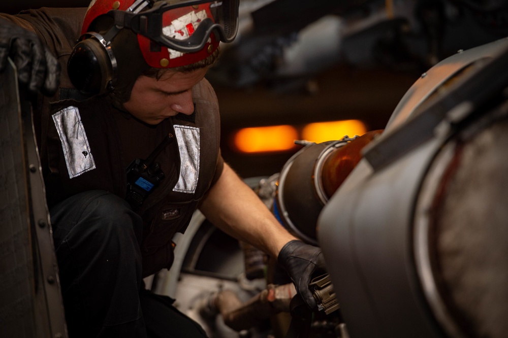 USS Carl Vinson (CVN70) Sailors Conduct Maintenance in South China Sea