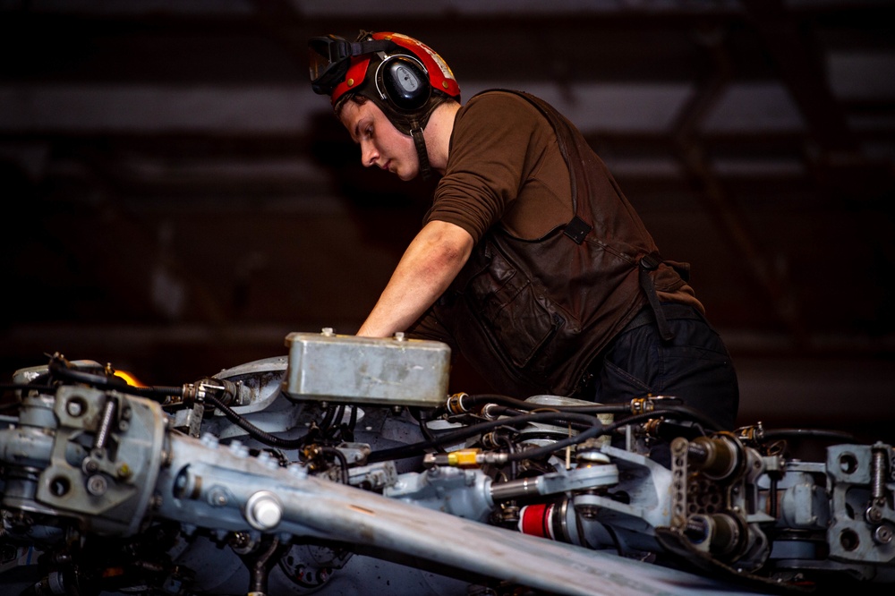 USS Carl Vinson (CVN70) Sailors Conduct Maintenance in South China Sea