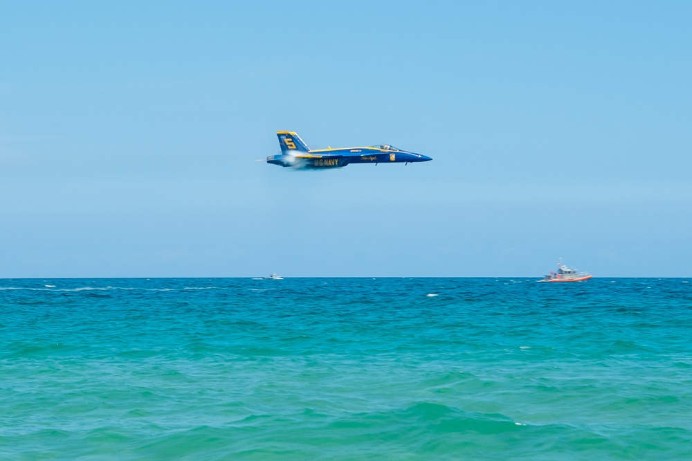 Blue Angels Navy Flight Demonstration Team – Fort Lauderdale, Florida