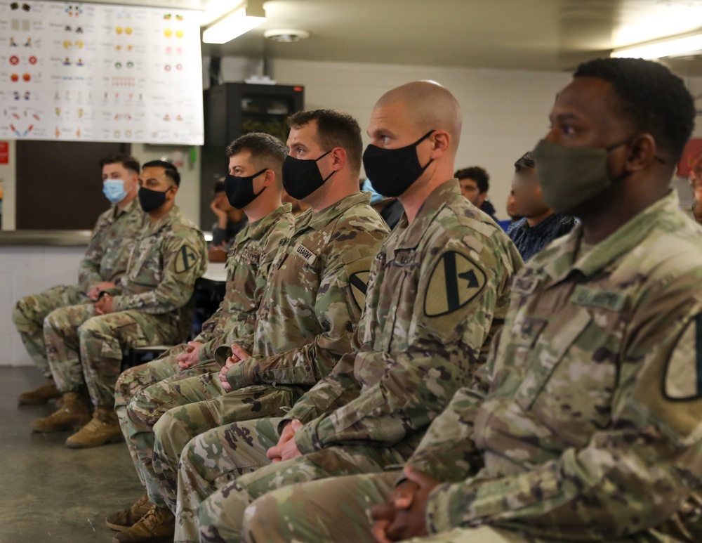 Soldiers present awards to Afghan guests