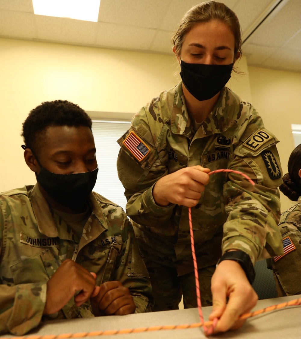 Provider Soldiers train with EOD