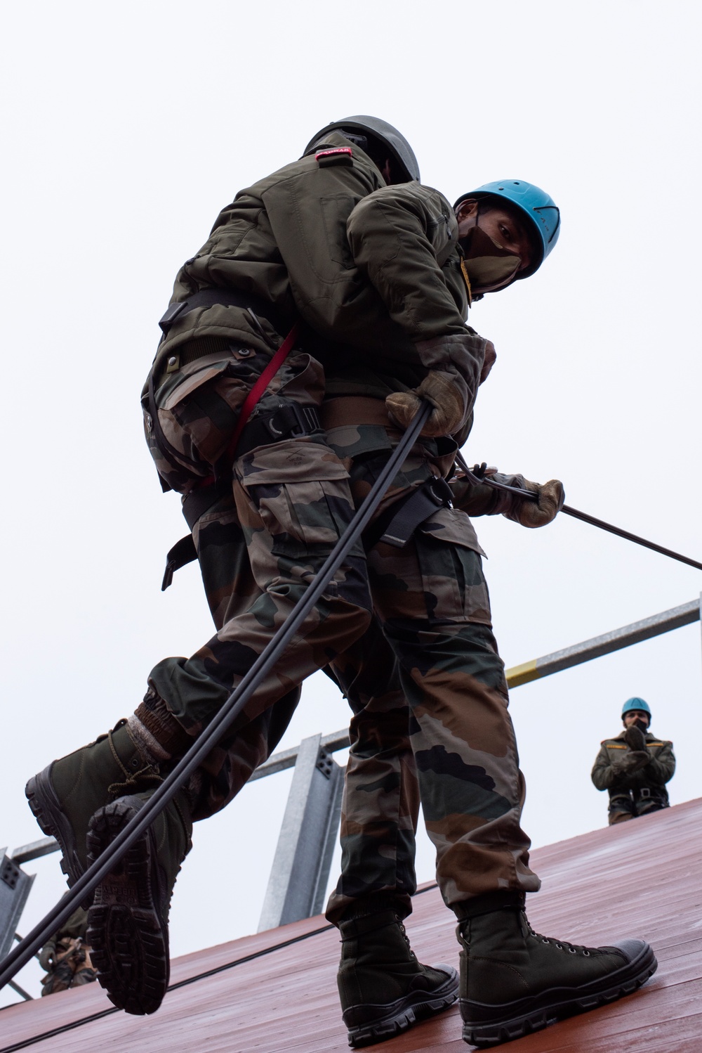 Indian and U.S. Army troops share rappel techniques during Yudh Abhyas 21