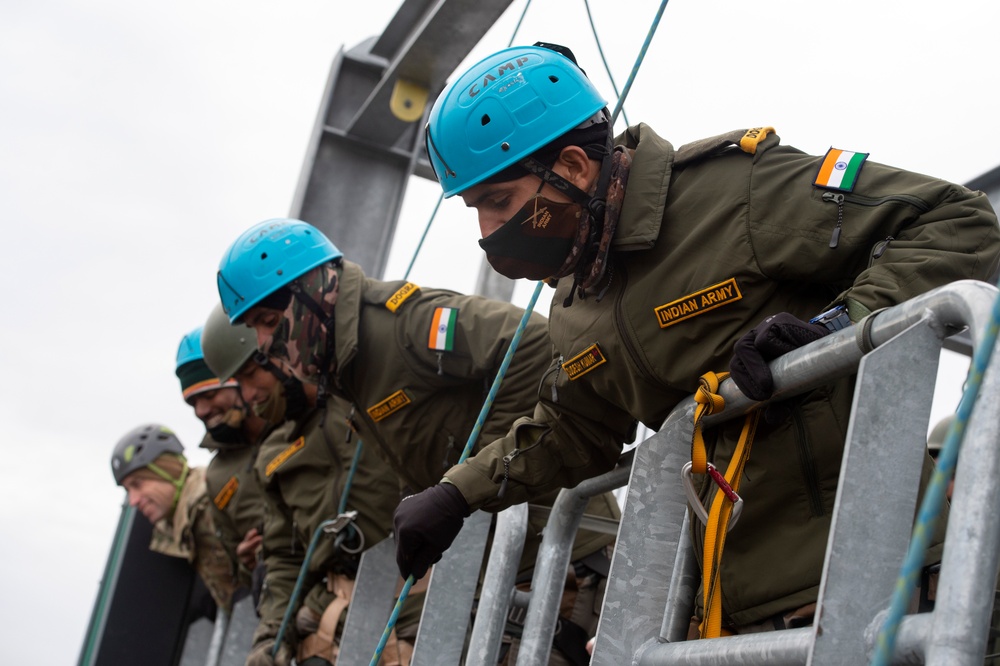 Indian and U.S. Army troops share rappel techniques during Yudh Abhyas 21