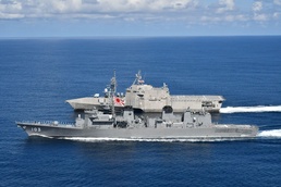 USS Jackson, JS Yudachi sail in the South China Sea
