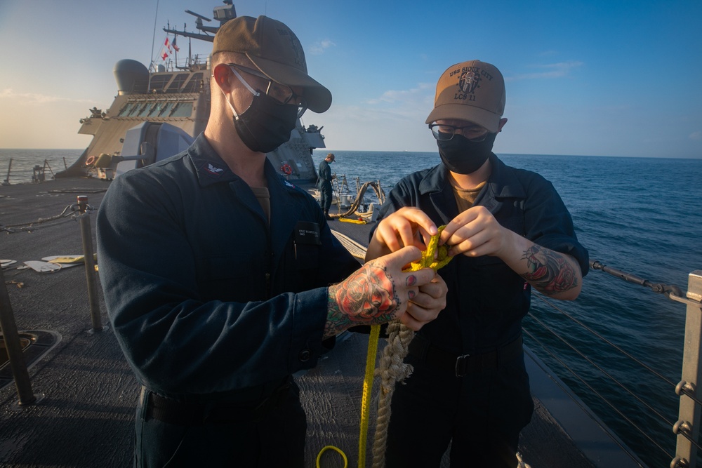 USS Sioux City Sailors Tie a Bowline Knot During Sea and Anchor Detail