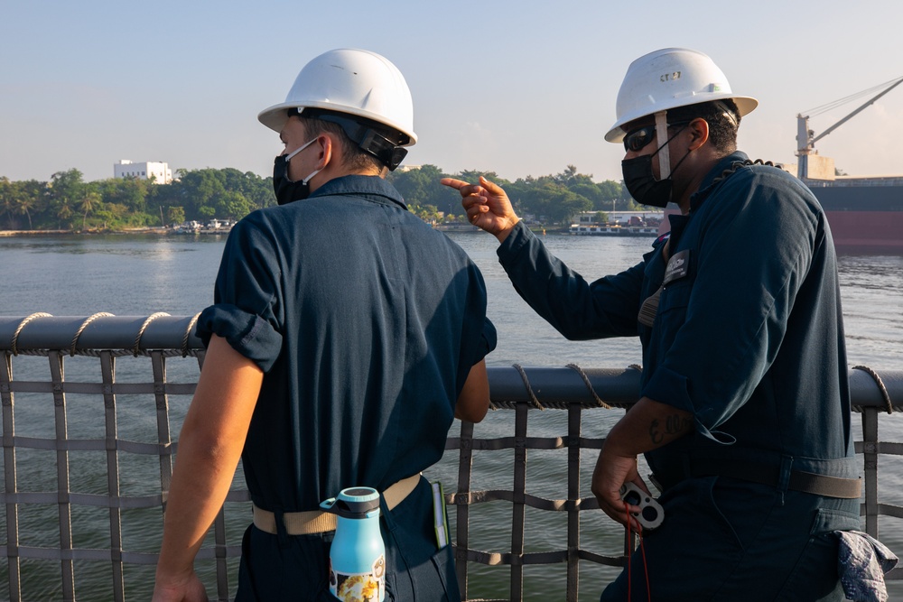 USS Sioux City Sailors Assess the Ship’s Distance From the Pier During Sea and Anchor Detail