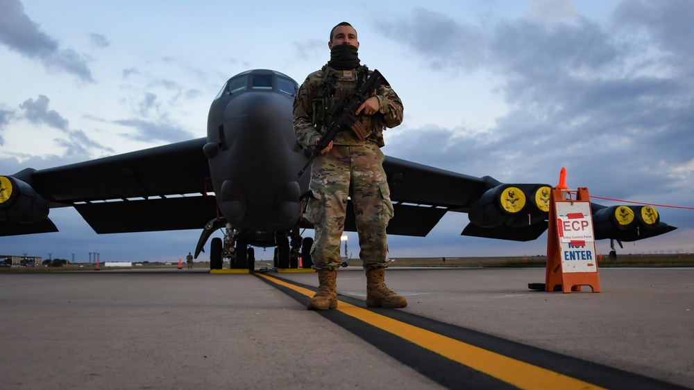 Minot B-52 visits Sheppard