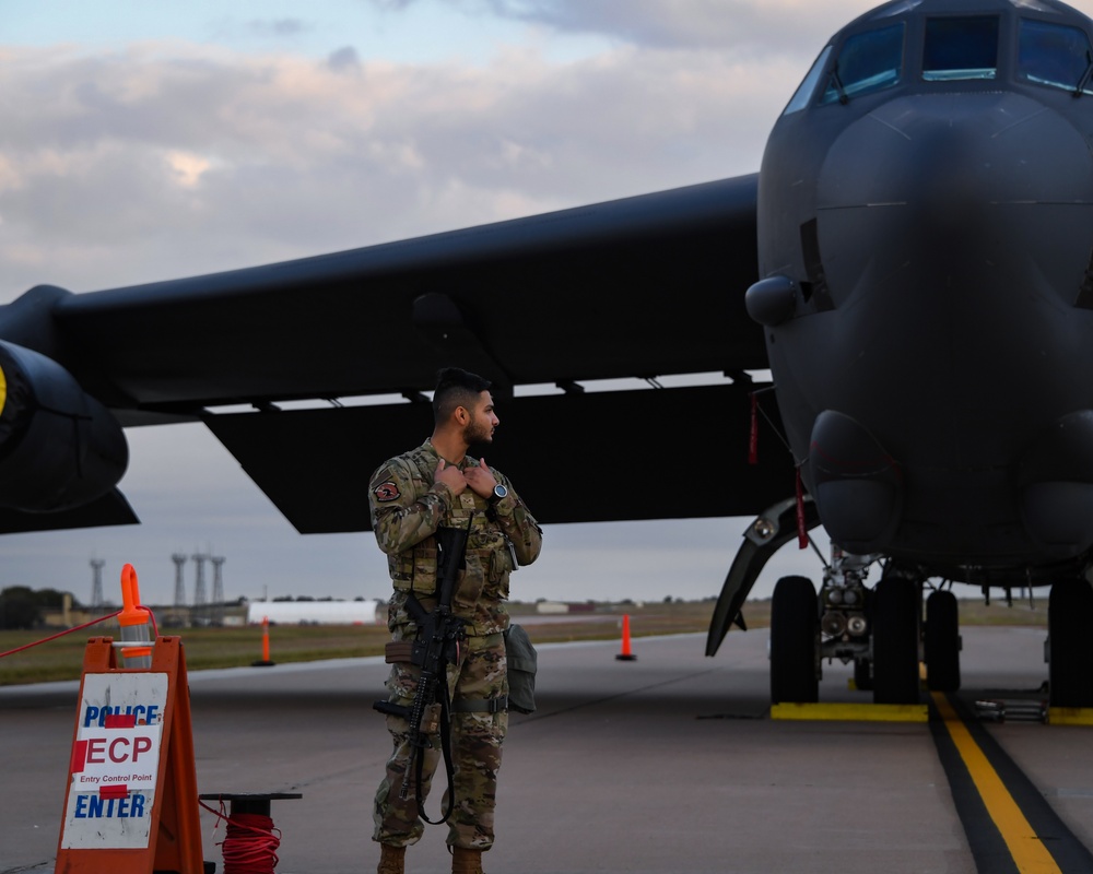 Minot B-52 visits Sheppard