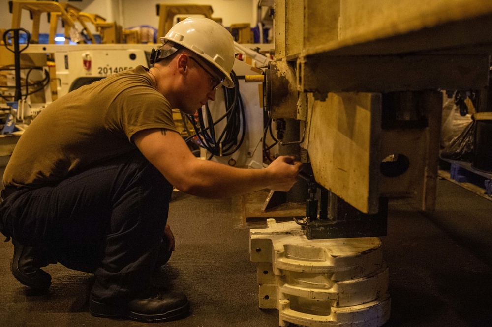 USS Carl Vinson (CVN 70) Sailors Conduct Maintenance in South China Sea