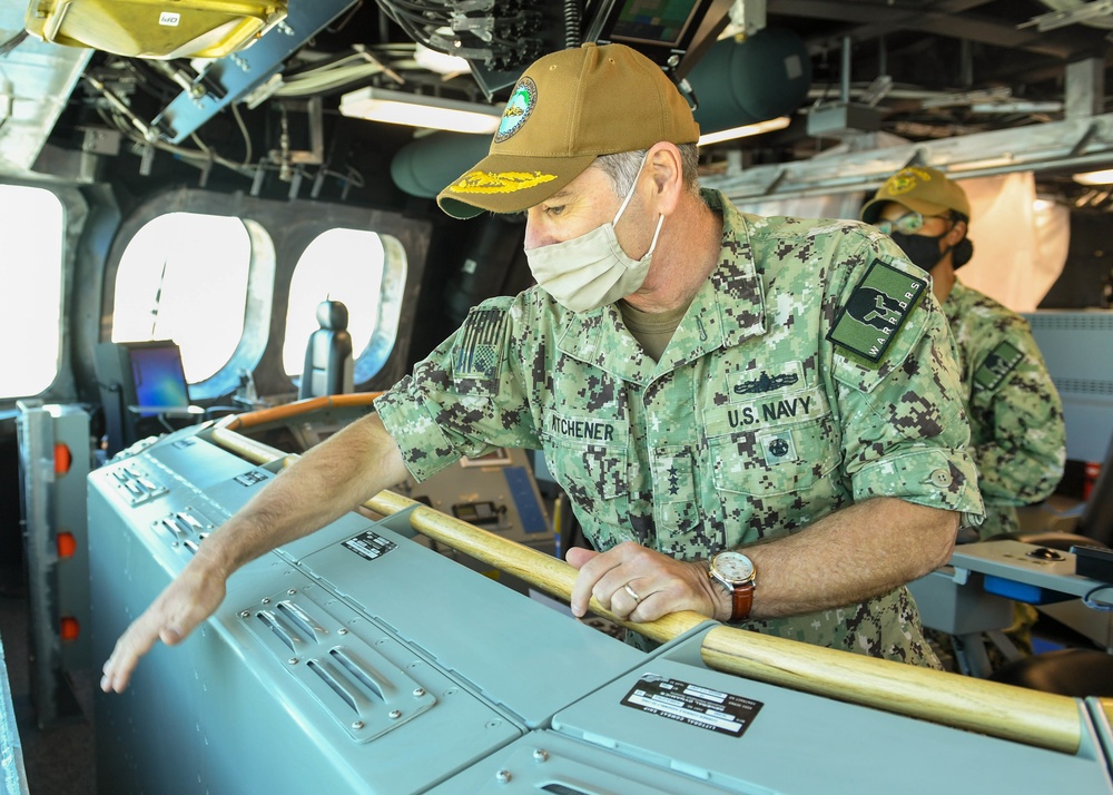 VADM Kitchener visits USS Oakland