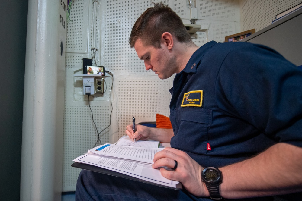 USS Carl Vinson (CVN 70) Public Affairs Officer Participates in Training