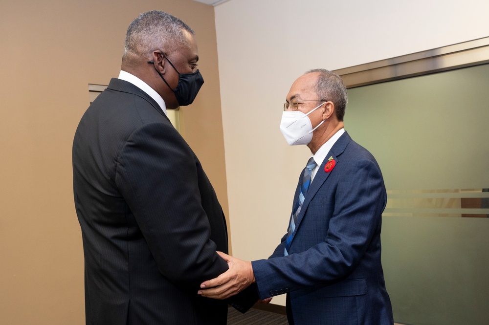 Secretary of Defense Meets With Jamaica’s Deputy Prime Minister and Minister of National Security