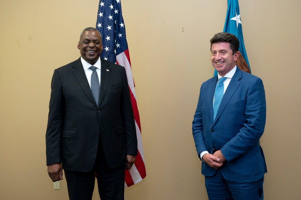 Secretary of Defense Meets with Colombian Minister of National Defense