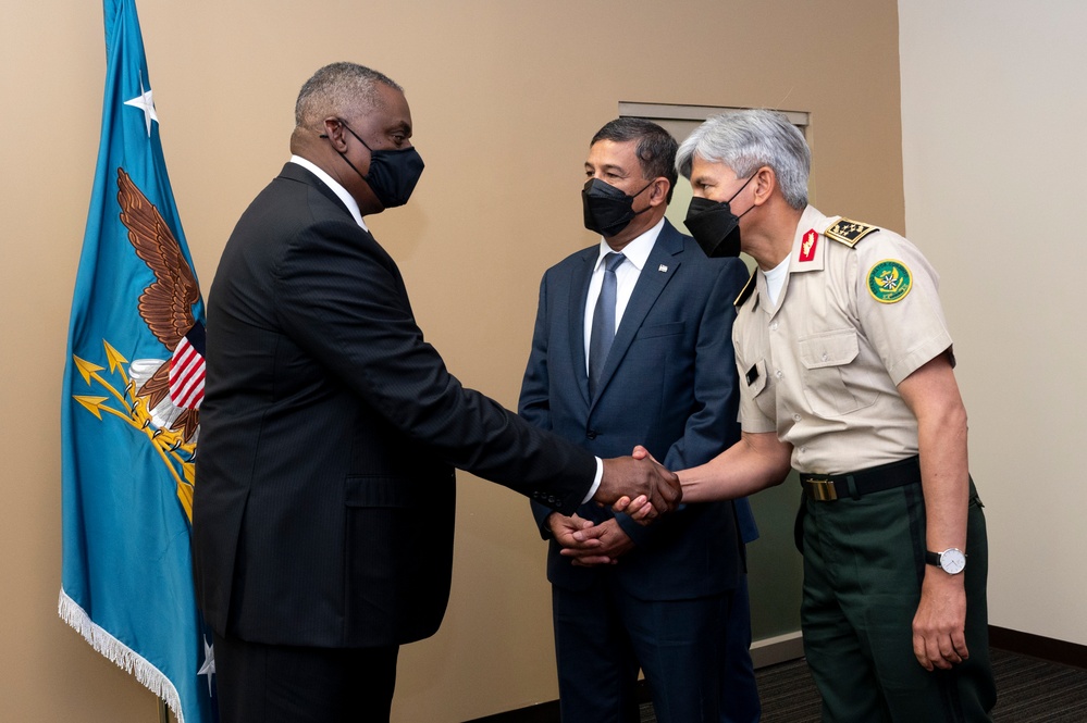 Secretary of Defense Meets With Honduran Minister of Defense