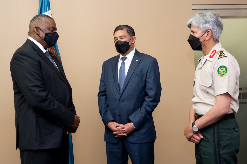 Secretary of Defense Meets With Honduran Minister of Defense