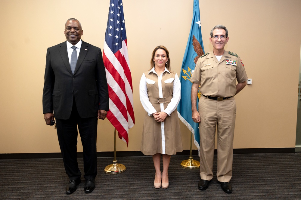 Secretary of Defense Meets With Dominican Republic’s Minister of Defense