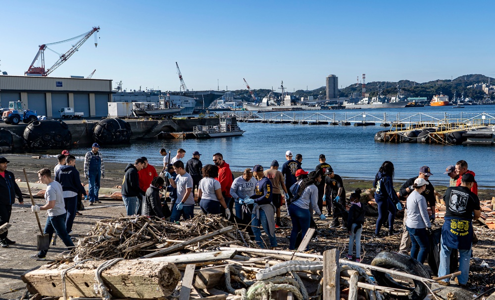 Yokosuka Chief Petty Officers and Selectees Beach Cleanup