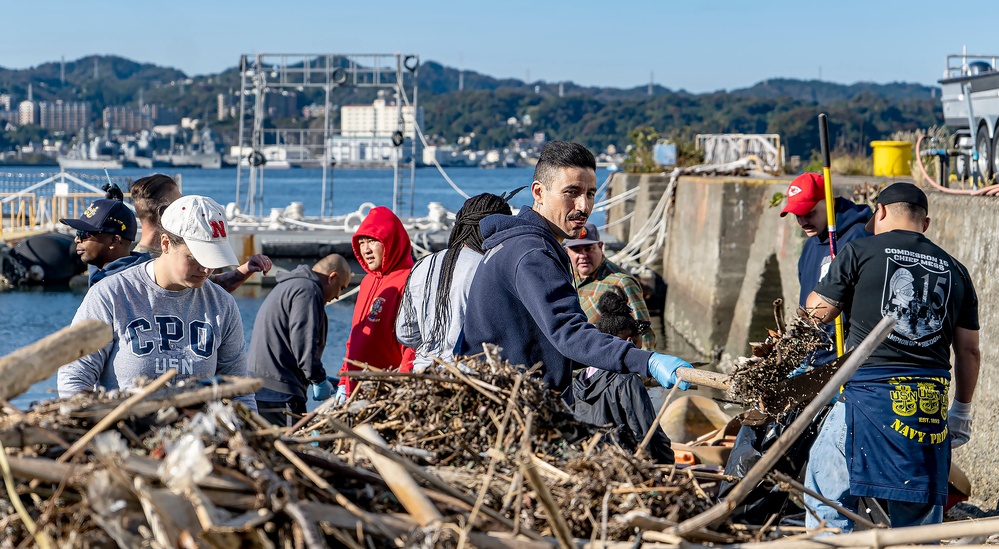 Yokosuka Chief Petty Officers and Selectees Beach Cleanup