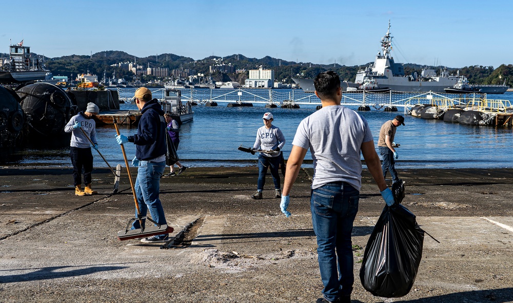 Yokosuka Chief Petty Officers and Selectees Beach Cleanup