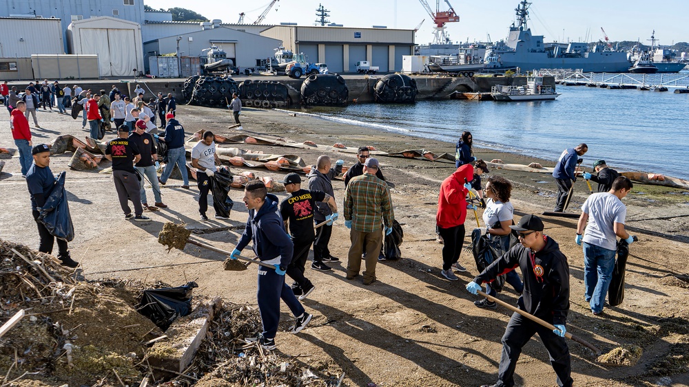 Yokosuka Chief Petty Officers and Selectees Beach Cleanup