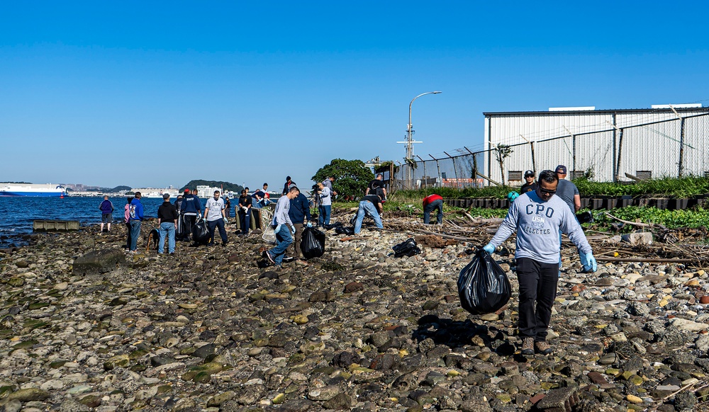 Yokosuka Chief Petty Officers and Selectees Beach Cleanup