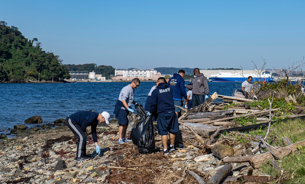 Yokosuka Chief Petty Officers and Selectees Beach Cleanup