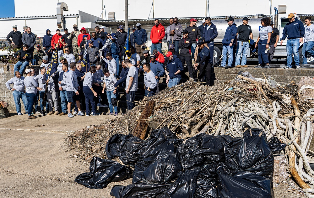 Yokosuka Chief Petty Officers and Selectees Beach Cleanup