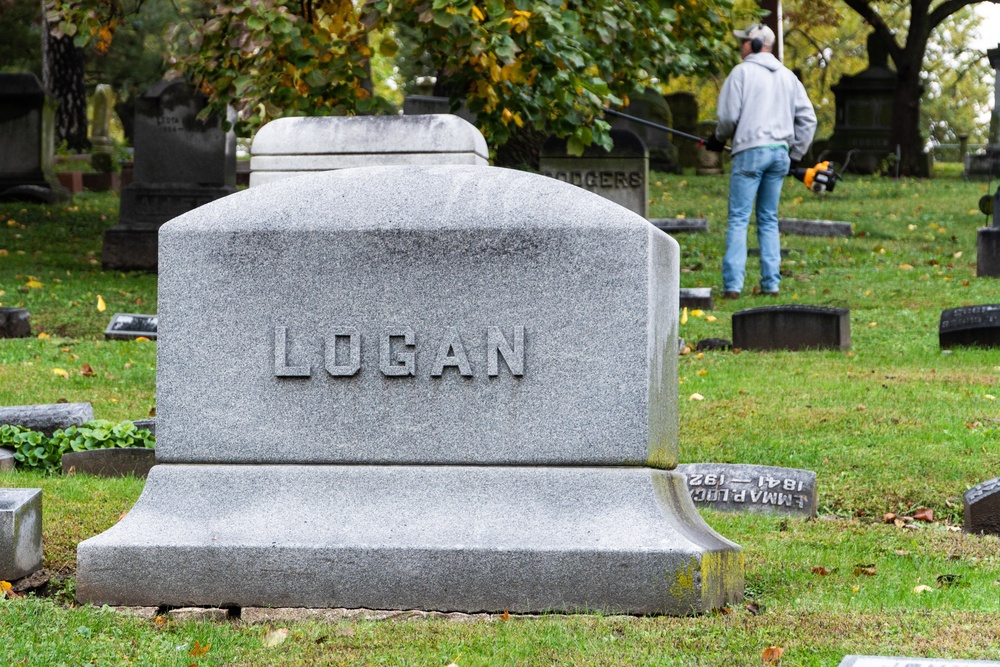 Airmen clean up local cemetery