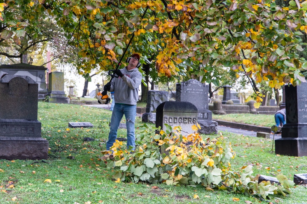 Airmen clean up local cemetery