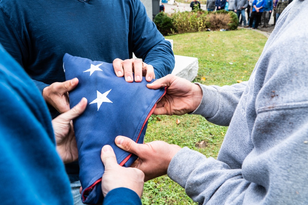 Airmen clean up local cemetery
