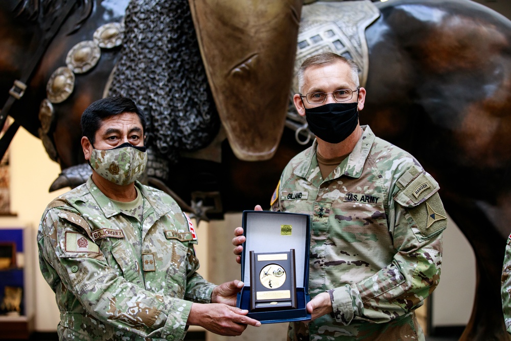 The Peruvian Army visits Fort Hood