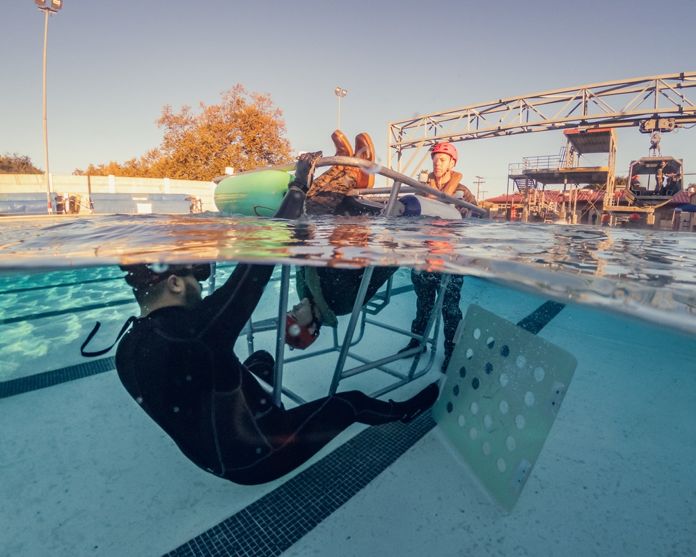 I MIG Underwater Egress Survival Training