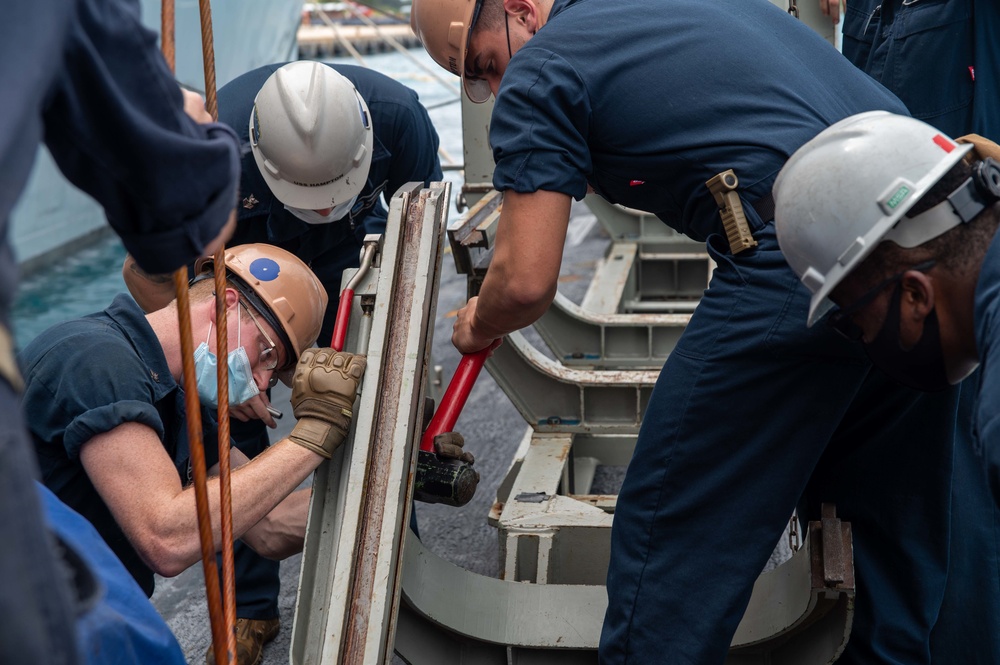 USS Frank Cable Conducts Expeditionary Reload with USS Hampton Alongside